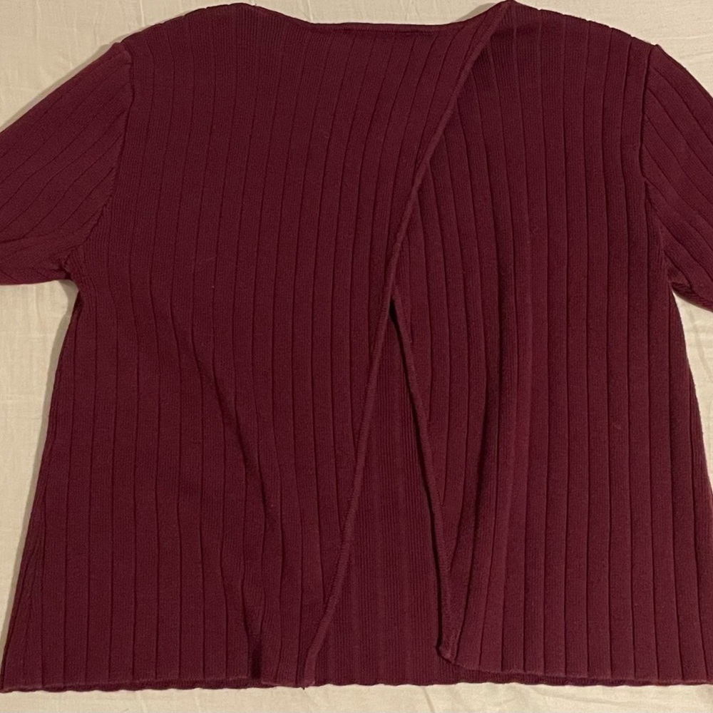 Lulus maroon sweater shirt with split back. Size small.